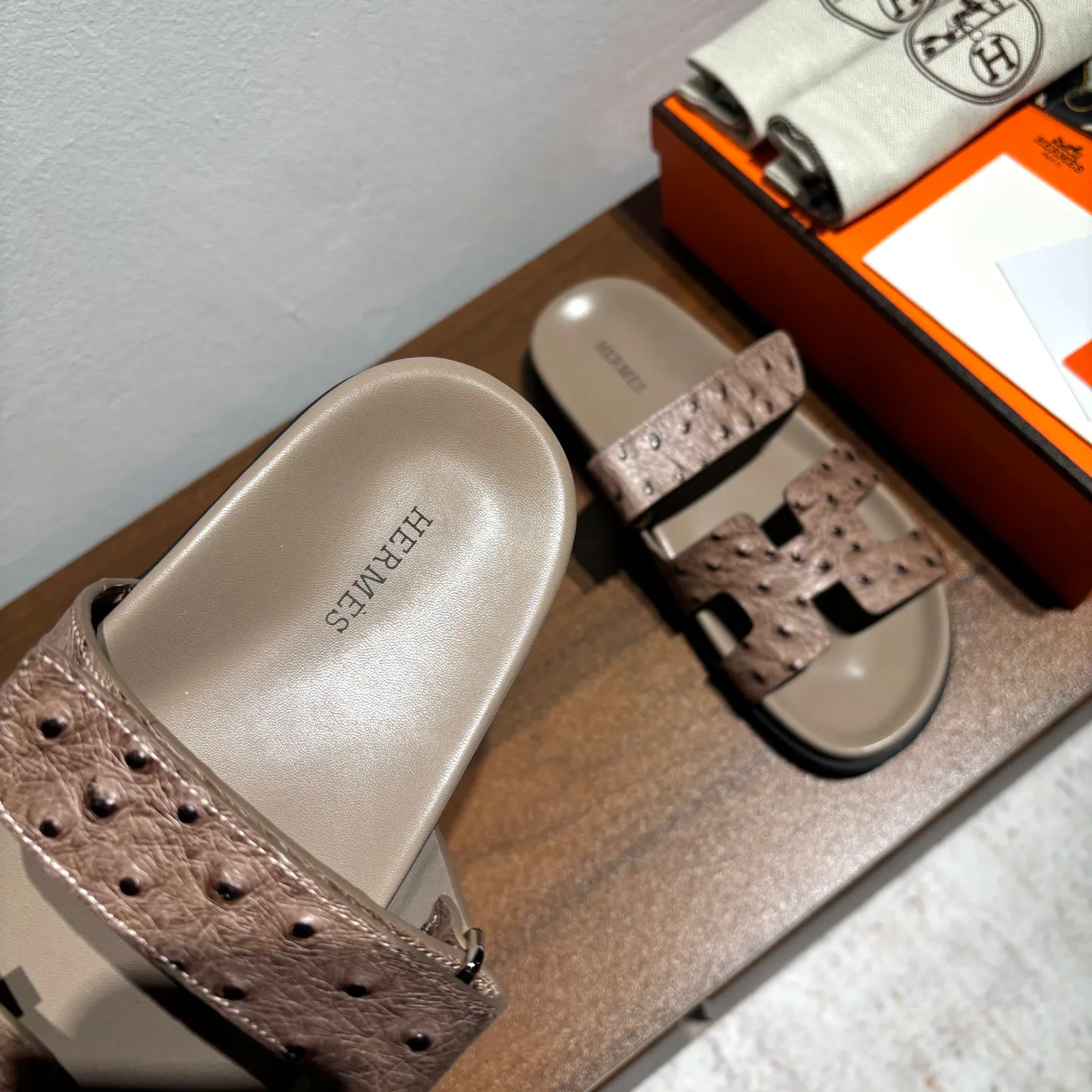 👟👟Ex-factory price 520👟👟 Men's size +10 Brand💗: HERMES Number💗: H8018-210199 Color💗: Ostrich pattern new color system Size 💗: 35 to 40 38-45 Upper material: imported calfskin Outsole material: Tpu anti-slip and wear-resistant outsole 🆕🆕🆕HERMES 2025 latest color matching, original purchased and dismantled, imported custom fabrics. All colors have been adjusted N times, striving to be zero different from the original! The top version for women 💰 Erjie's shoes that have become extremely popular recently - chypre sandals, which are comfortable for all ages and are cute and cute. Paired with various colored socks, it’s so trendy